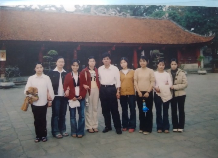 A group of people posing for a photoDescription automatically generated